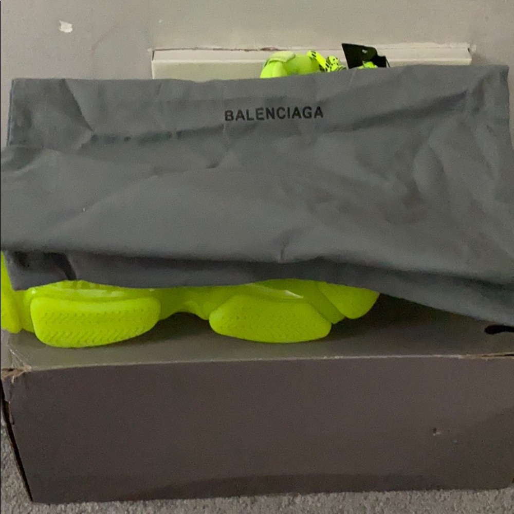 Balenciaga - Picture 4 of 6